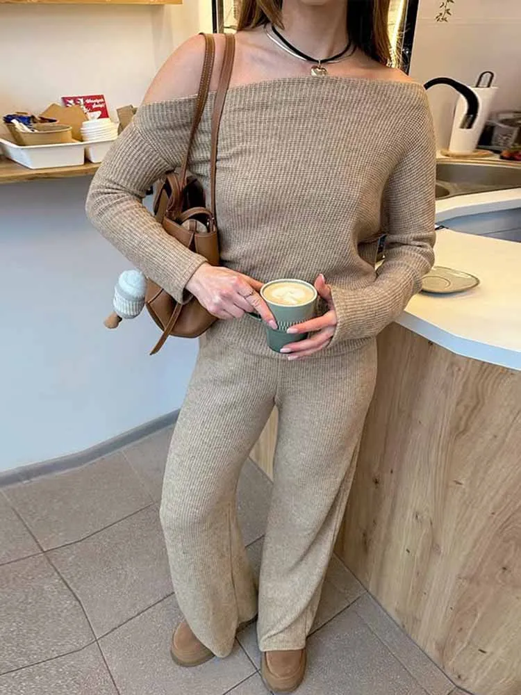 

MCDV осень-зима, комплект из 2 предметов, вязаный спортивный костюм, женский повседневный теплый свитер с открытыми плечами, эластичные прямые брюки, одинаковый костюм 2025