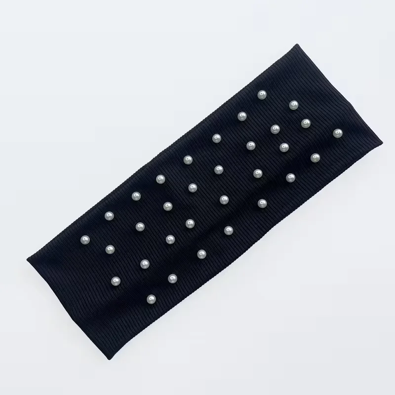 Perlenähnliche Haaraccessoires und Haarbänder in eleganten, einfarbigen Designs mit perlenähnlichen Verzierungen. – Detail 2