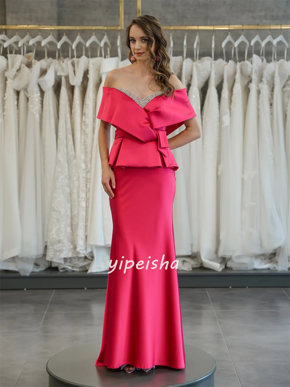 Stile moderno personalizzato Squisito Charmeuse Strass Piega Sirena Abiti lunghi con spalle scoperte Abiti per occasioni su misura Sexy