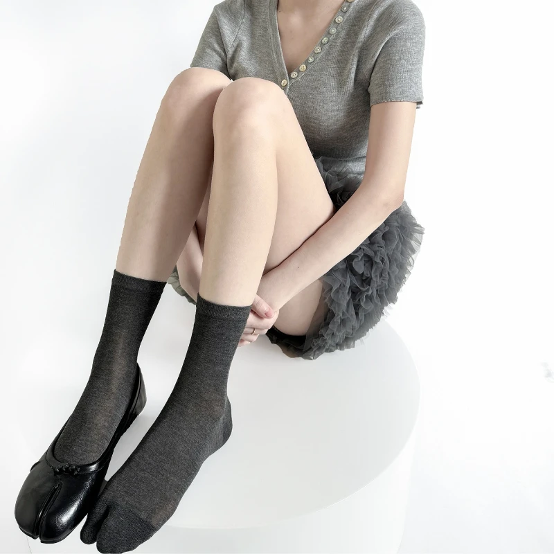 

Women's Toe Socks Japanese Casual Solid Color Two-toes Medium Tube Socks Women Cotton Thin Breathable Black White Gray Toe Socks