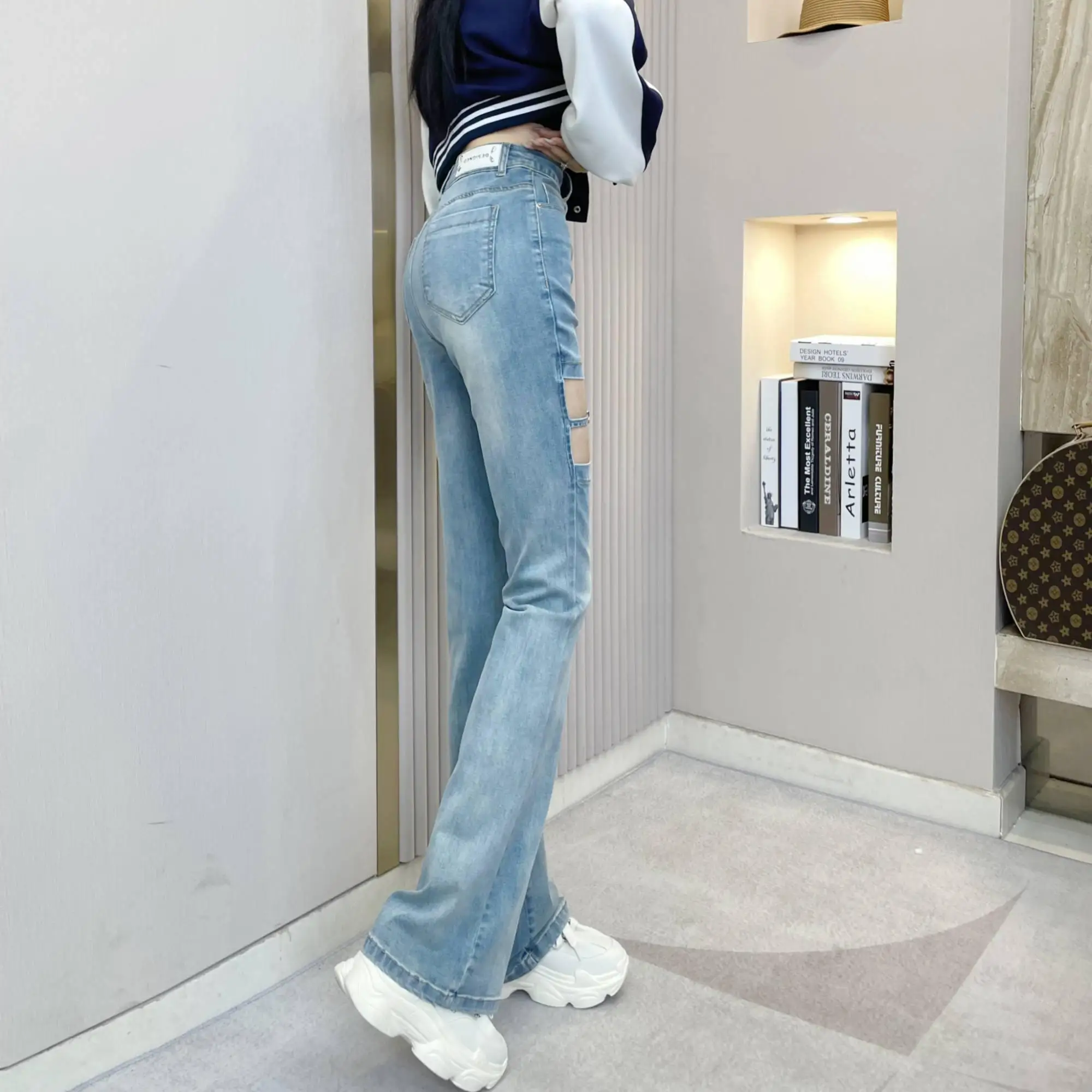 Jeans rotti Micro pantaloni svasati primavera/estate 2023 jeans versatili pantaloni Slim a vita alta