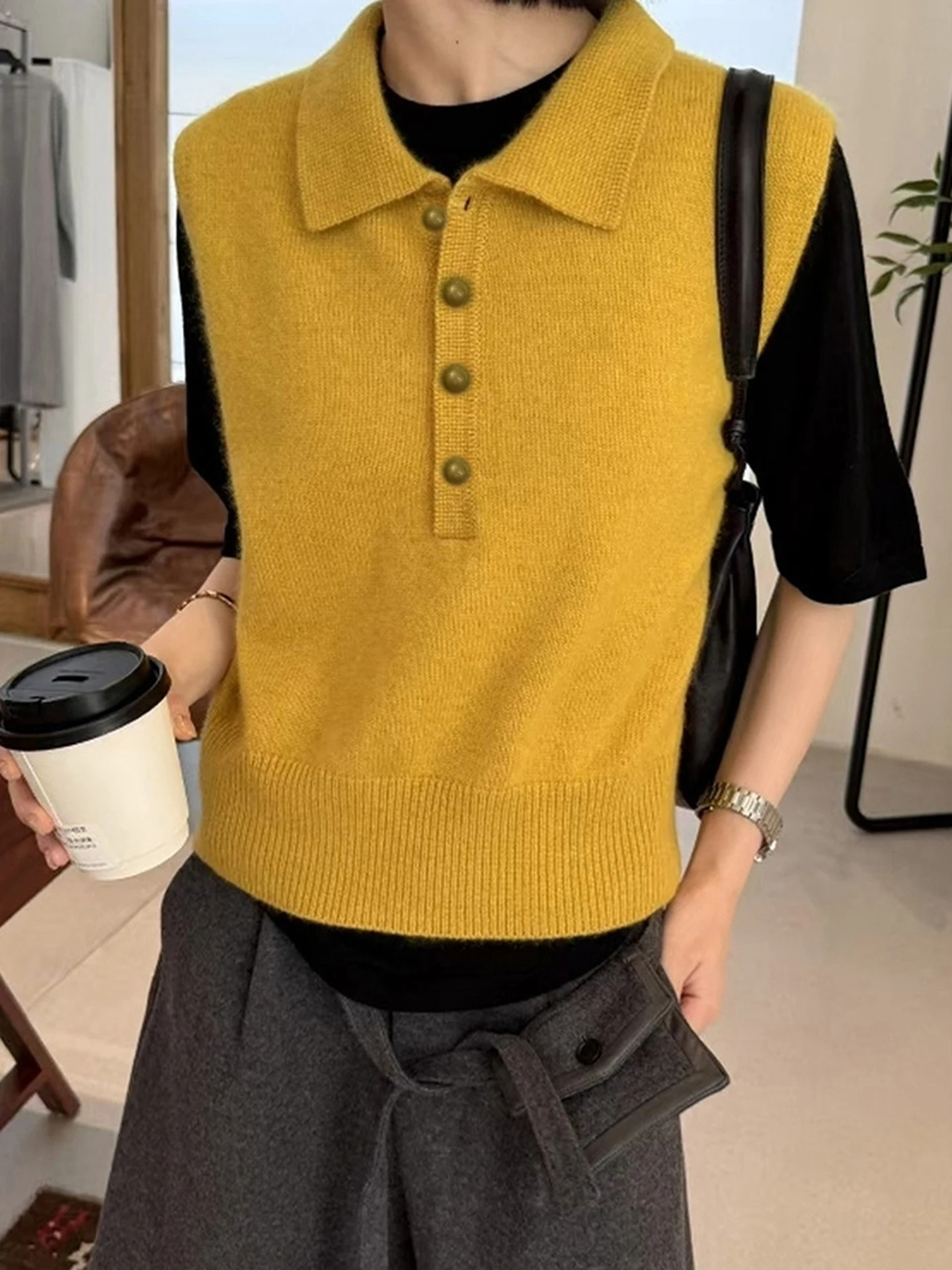 편안한 단색 레이어드 베스트 2025 가을 슬림핏 패셔너블 니트 탑 안티에이징 디자인 감각