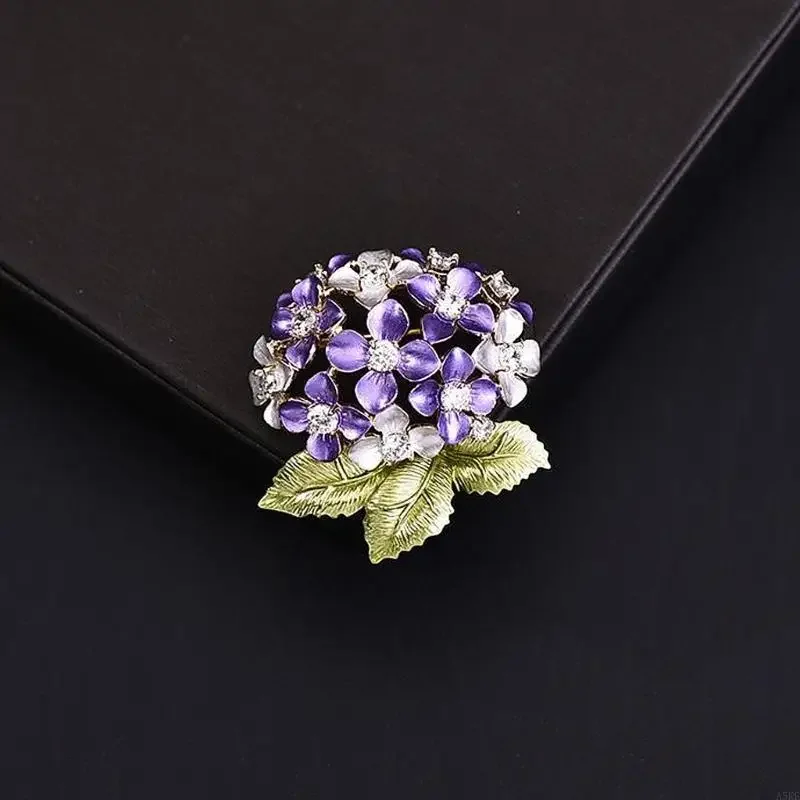 Beautiful Flower Accessory Sparkling Alloy Badge Fashion Brooch Clothing Jewelry Suitable for Gifting or Own Collection