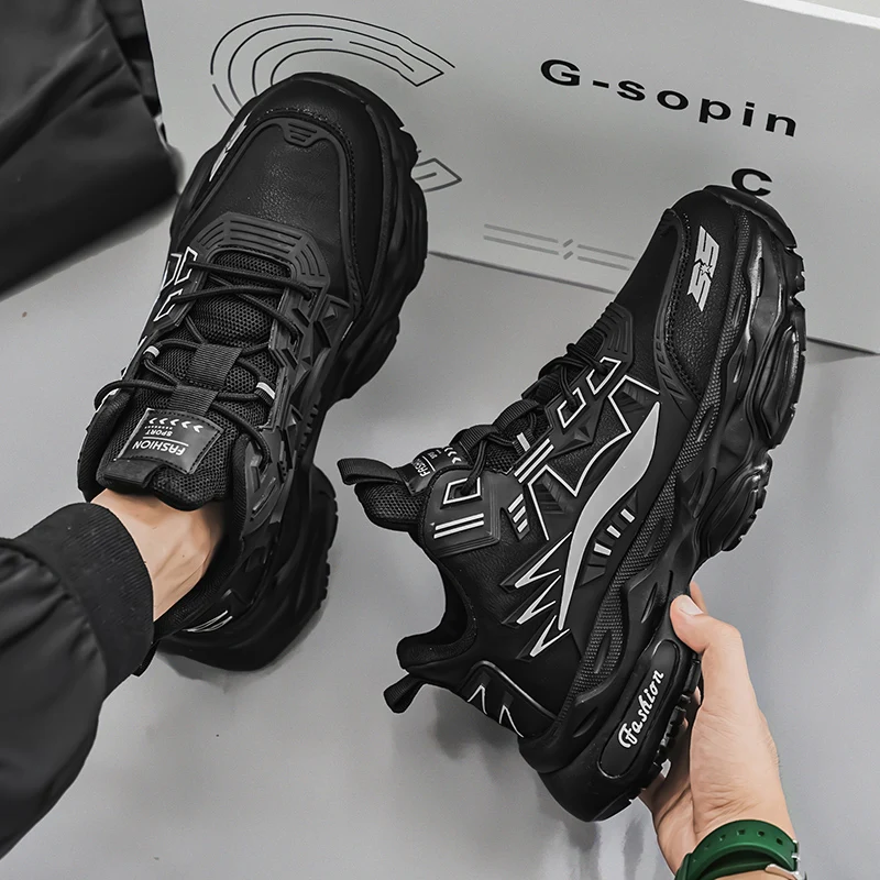 أحذية رياضية سوداء للرجال 2025 منصة جديدة للربيع والخريف للرجال زيادة الترفيه عالية الجودة قابلة للتنفس أحذية جوكر توري المد