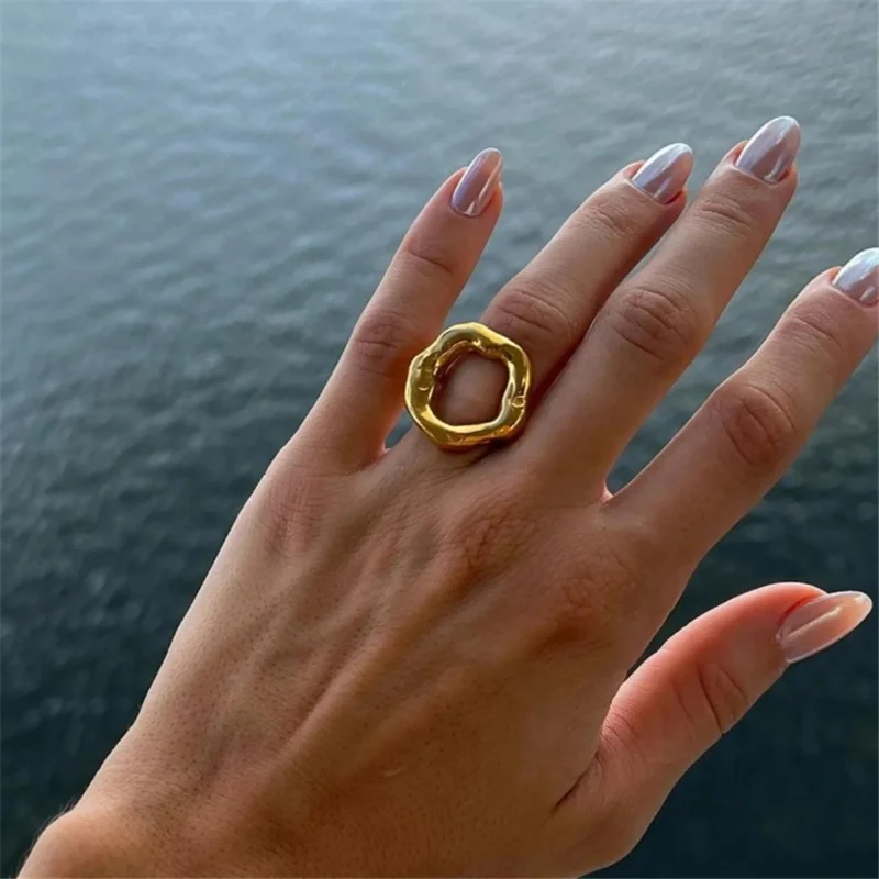 Fashion Vintage Unique Circle Motif Ring Melted Texture Detail For Women Gold Color Texture Temperament Jewelry Gift