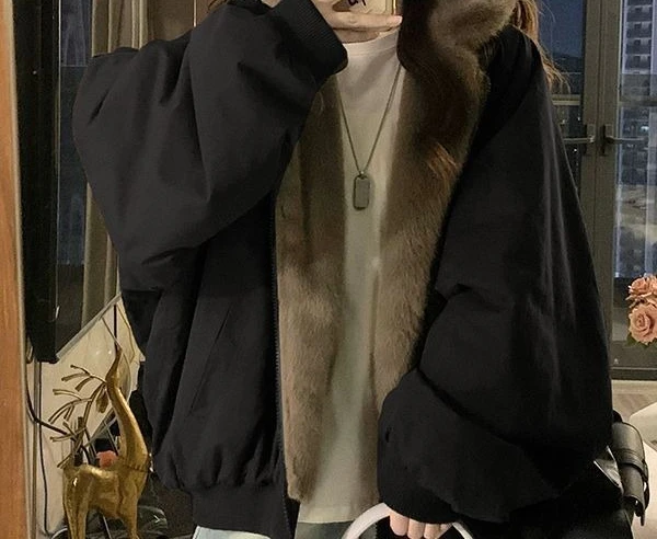 Giacca da donna in cotone con cappuccio marrone peloso in autunno e inverno con peluche spesso e vestibilità ampia per superare il top