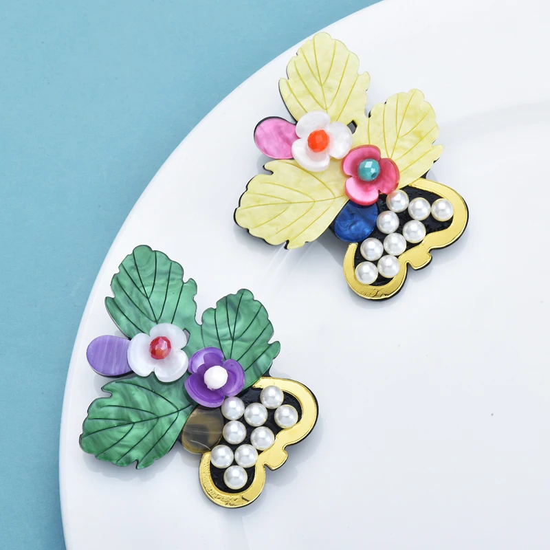 Wuli & Baby-女性用アクリルパールフラワーブローチ,2色,美しい,新年,葉,植物,オフィスブローチ,パーティーギフト