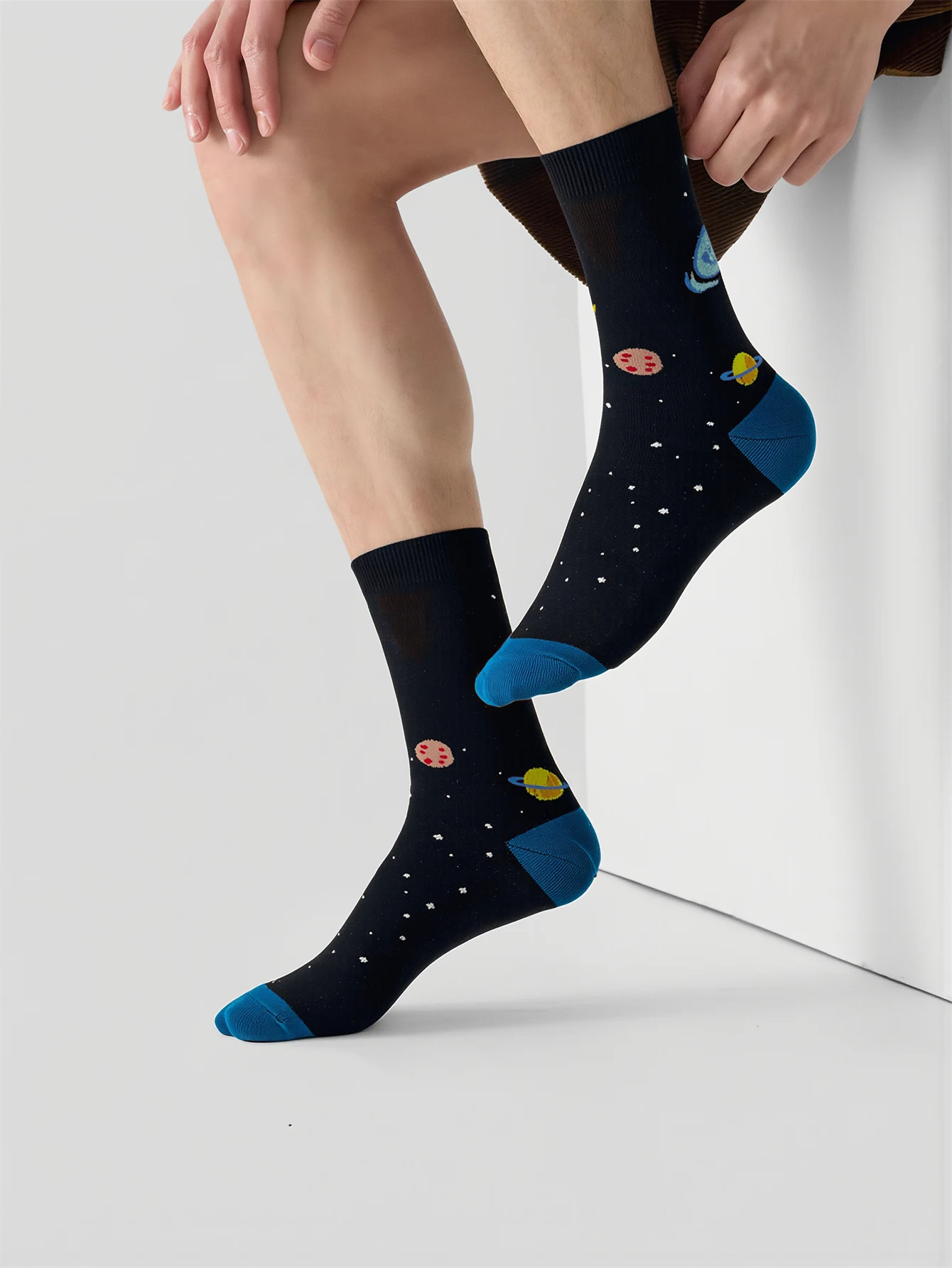 1 Paar Herren-Baumwollsocken mit Weltraum- und Galaxien-Print, originelles kosmisches Muster, mittelhohe Socken für Herren, Skateboard-Socken – Detail 4