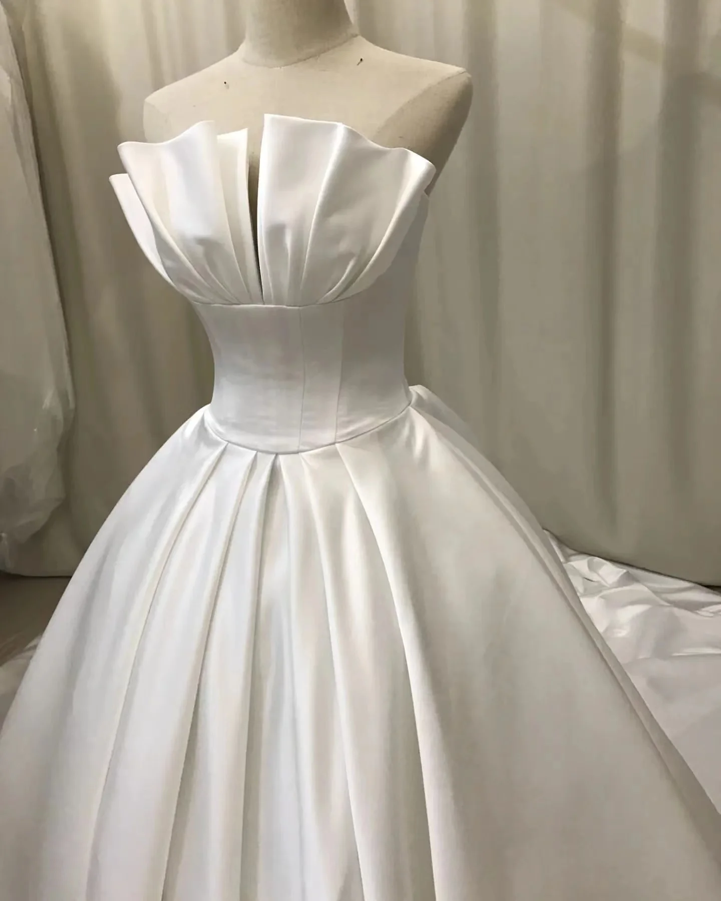 Gaun Pengantin Desain Baru Satin Wiru Tanpa Tali Lantai Panjang Dibuat Sesuai Pesanan Elegan Gaun Pengantin Putri Duyung Robe De Mariee