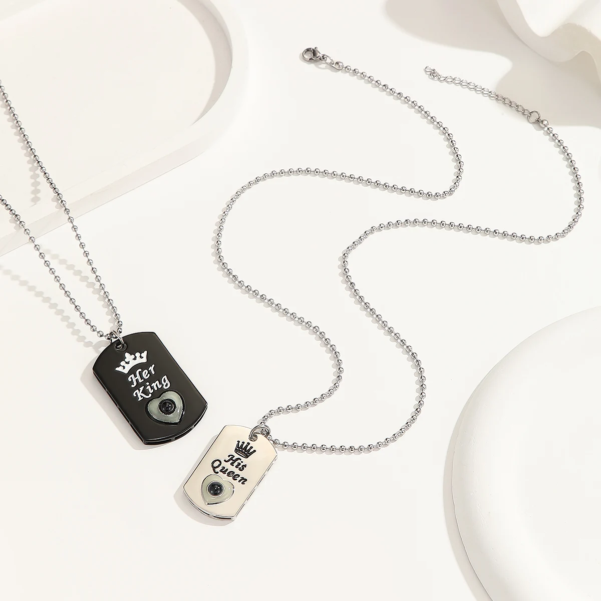 مجموعة مكونة من قطعتين من القلائد بتصميم التاج المتوهج في الظلام مع 100 لغة أنا أحبك هدية مجوهرات عصرية للزوجين