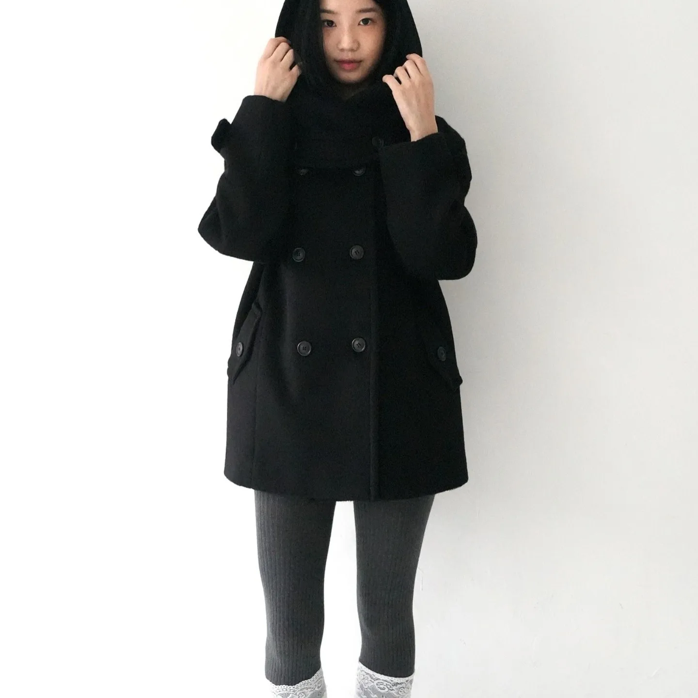 เสื้อโค้ทขนสัตว์สไตล์เกาหลีสุดชิคสำหรับผู้หญิง ดีไซน์กระดุมสองแถวพร้อมหมวก ช่วยลดอายุ ไซส์เล็ก เหมาะสำหรับฤดูใบไม้ร่วงและฤดูหนาว เสื้อโค้ทยาว