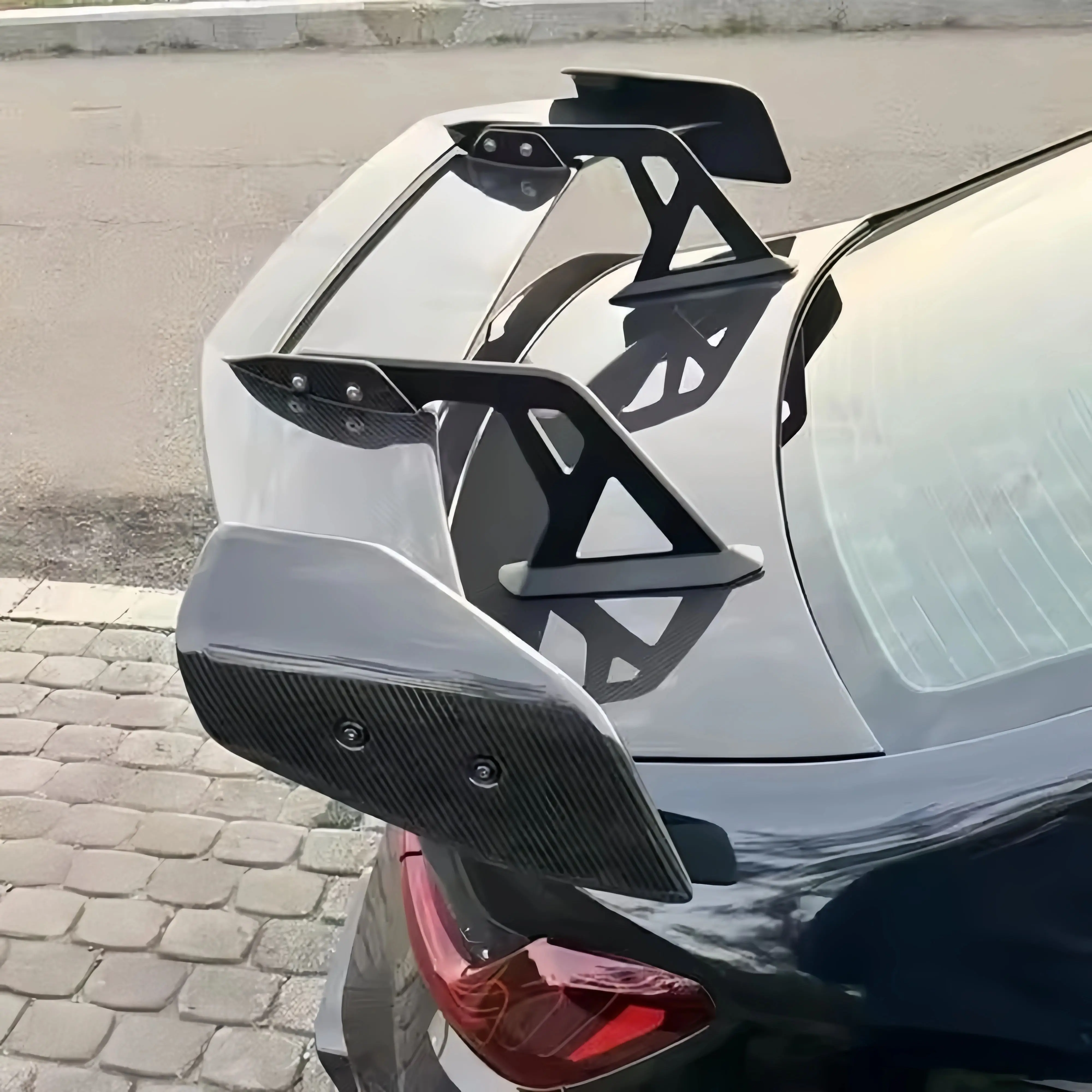 أجنحة سبويلر خلفية من ألياف الكربون الجافة على شكل حرف A مناسبة لترقيات مكون الجسم 21-25 BMW M2 M3 M4