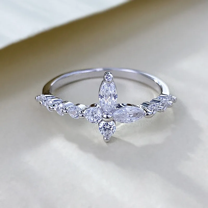 

Кольцо женское из серебра 2024 пробы, с фианитом