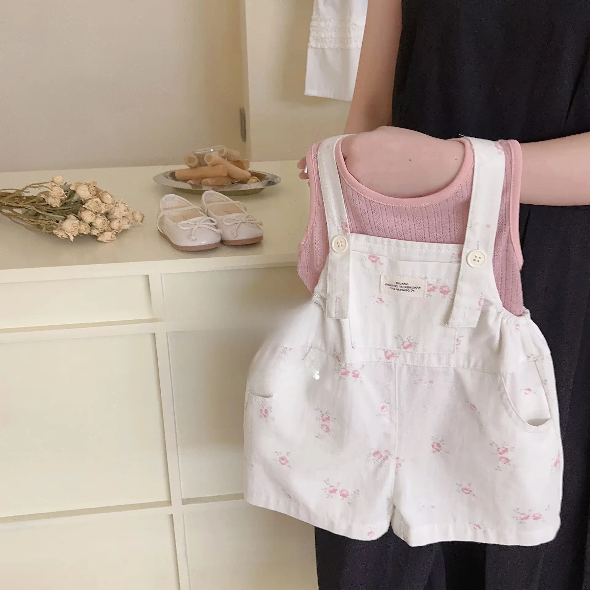 

Girls Suit Spring and Summer New Korean Fashion Cute Casual Solid Color Vest Broken Flower Bib Pants Two Piece Set