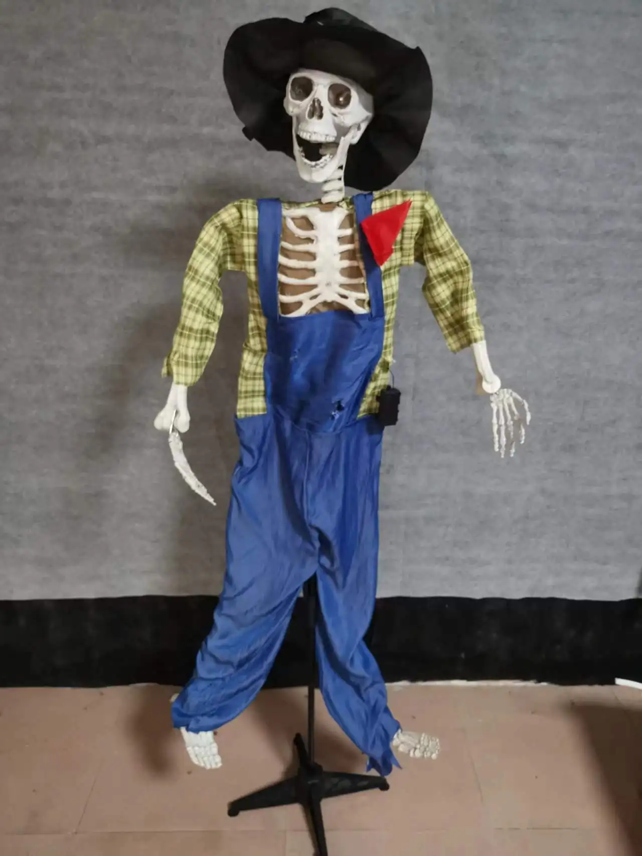 

Halloween Decorations Haunted House Bar Secret Room Theme Electric Horror Props Glow Skeleton