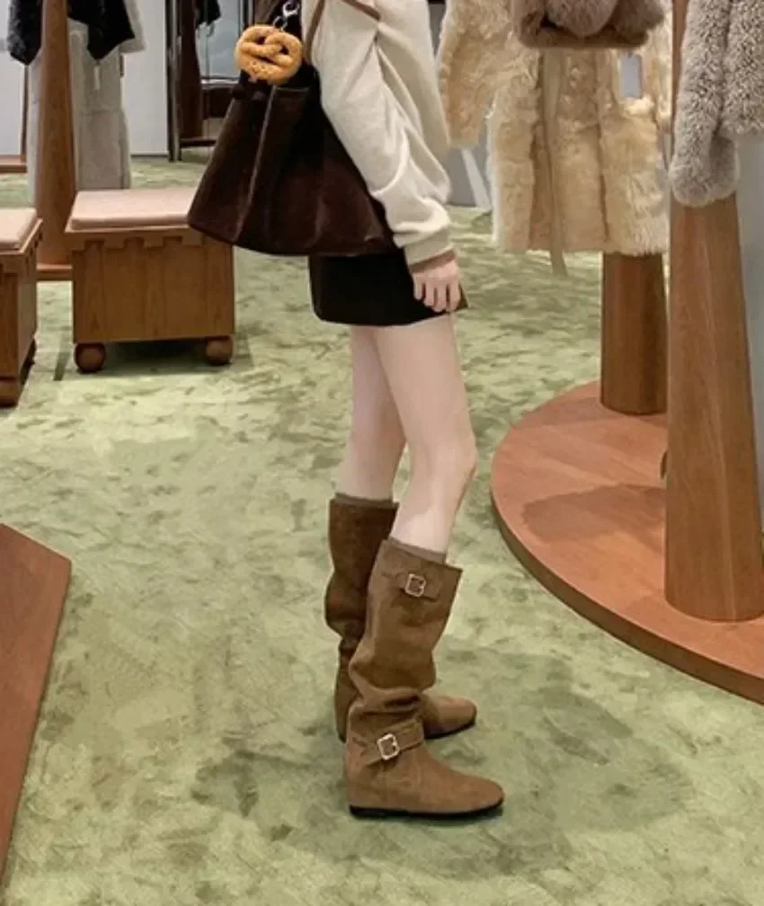 Herbstliche, runde Zehenpartie, hohe, minimalistische Stiefeletten mit stilvollem Gürtelschnallendesign. Vielseitige und praktische Westernstiefel. – Detail 11