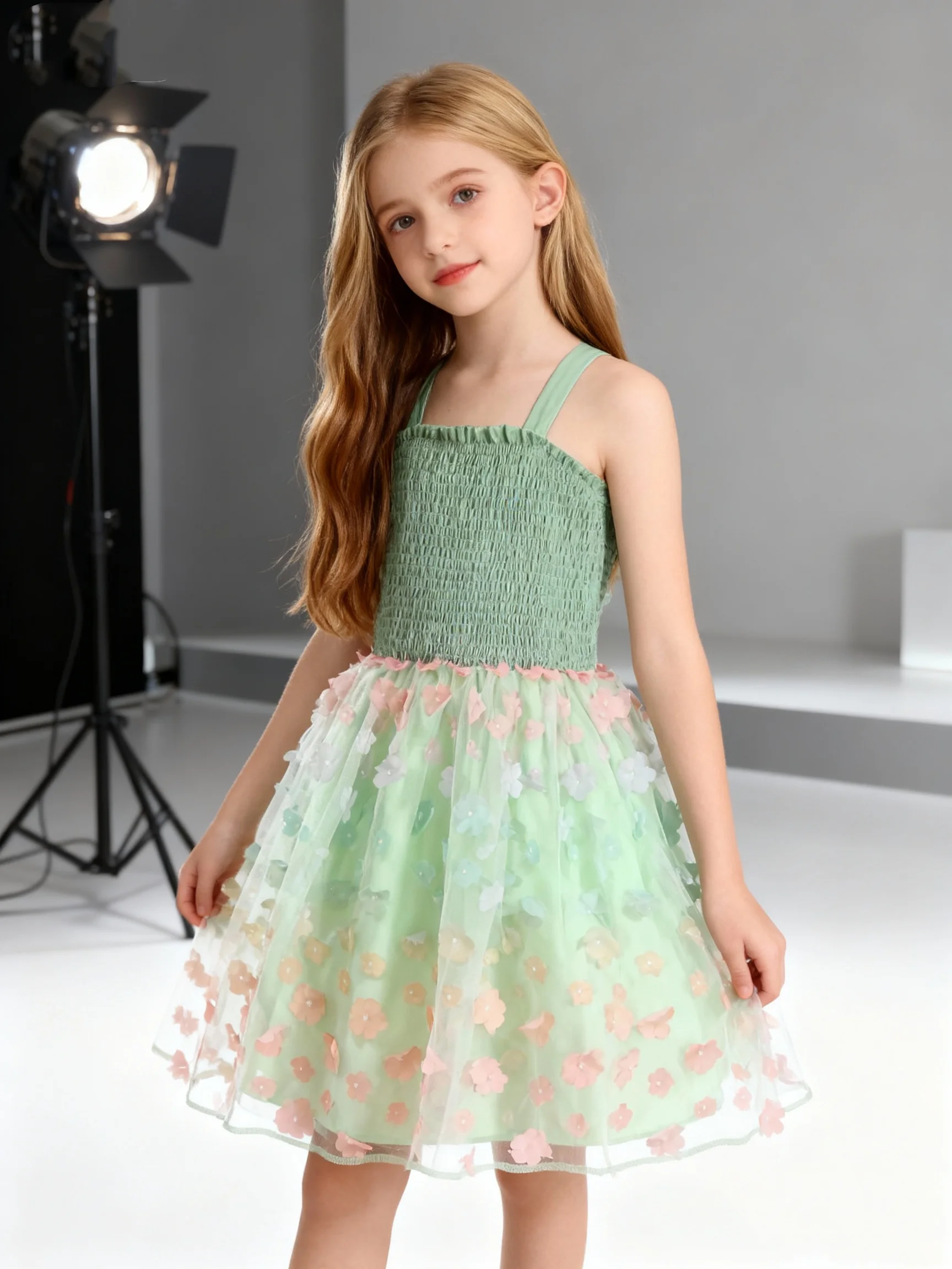 Modisches und süßes Sommermädchenkleid mit dreidimensionalem Blumenaufkleber und Hosenträgern, tägliches lässiges Netzkleid