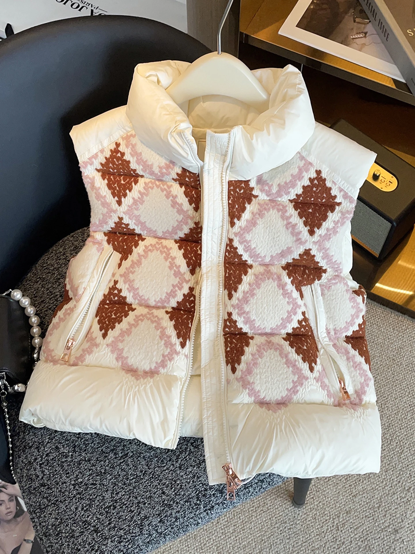 

High-End Women's Thiened Cotton Vest Jaet with Stand Collar And Diamond Pattern Embroidery for Autumn And Winter