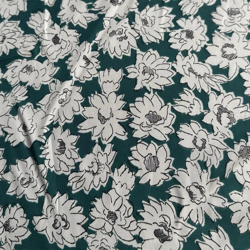 

1 метр, 65% шелк шелковицы, 35% хлопок, 23 мама, саржевая шелковая ткань, зеленая с белым цветочным принтом, 135 см, ширина 53 дюйма, по дворам JN242