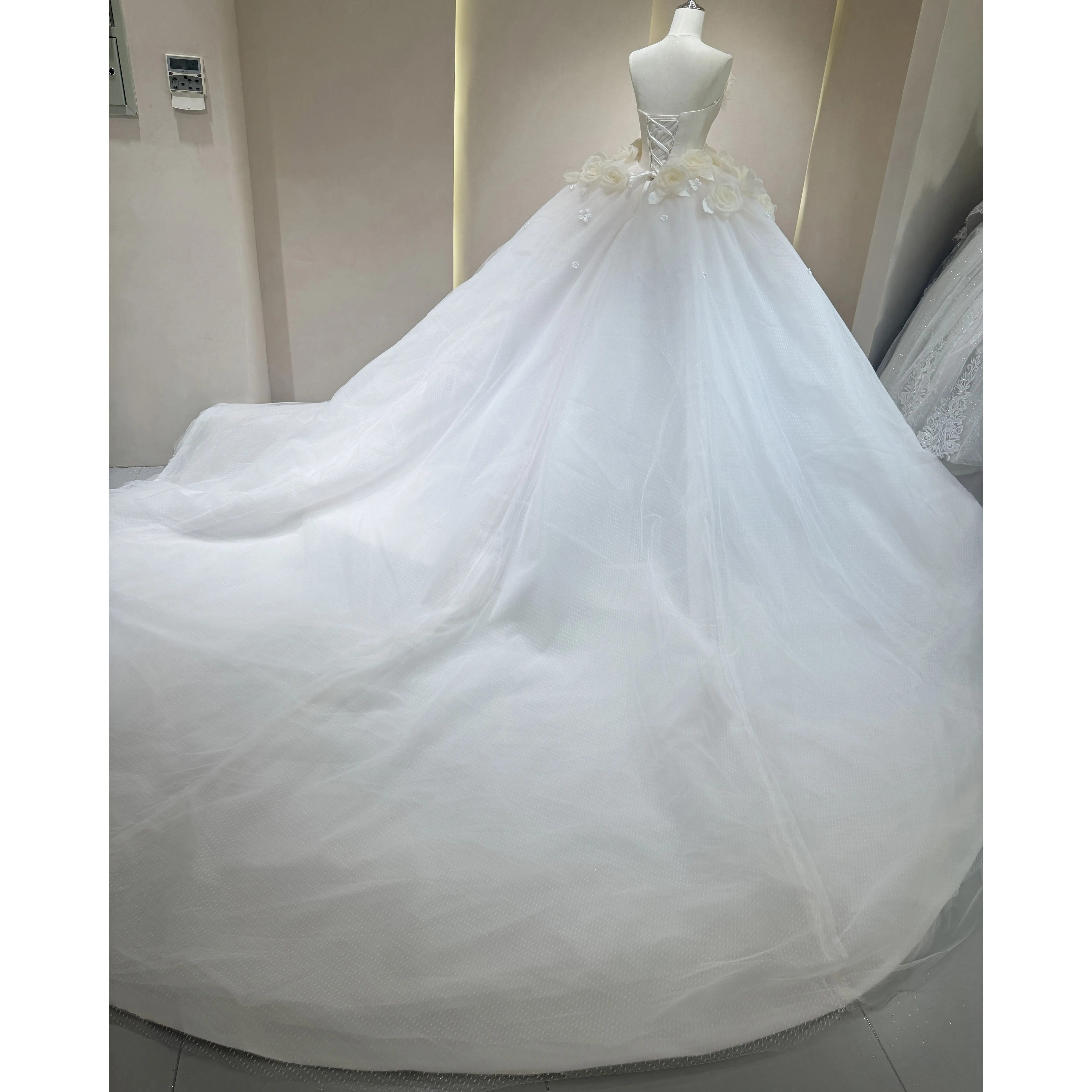 Elegant Strapless Wedding Dress with Delicate Flowerand Flowing Tulle for a Dream Wedding 2025 Long Train Bridal Gown Customized