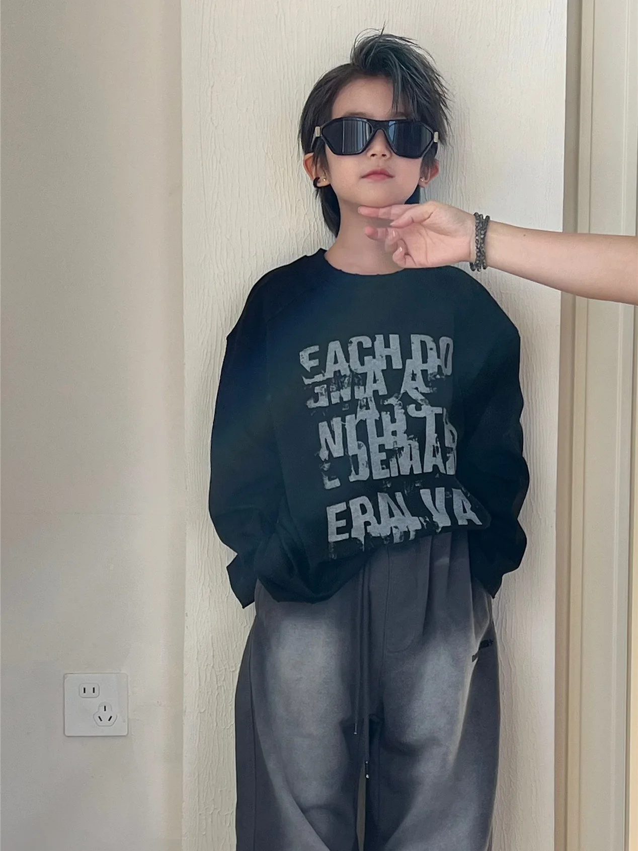 تي شيرت أساسي للأطفال لخريف 2025 بأكمام طويلة مع حواف مزركشة وأشرطة كتف من القطن الخالص طبقة أساسية أنيقة للأولاد