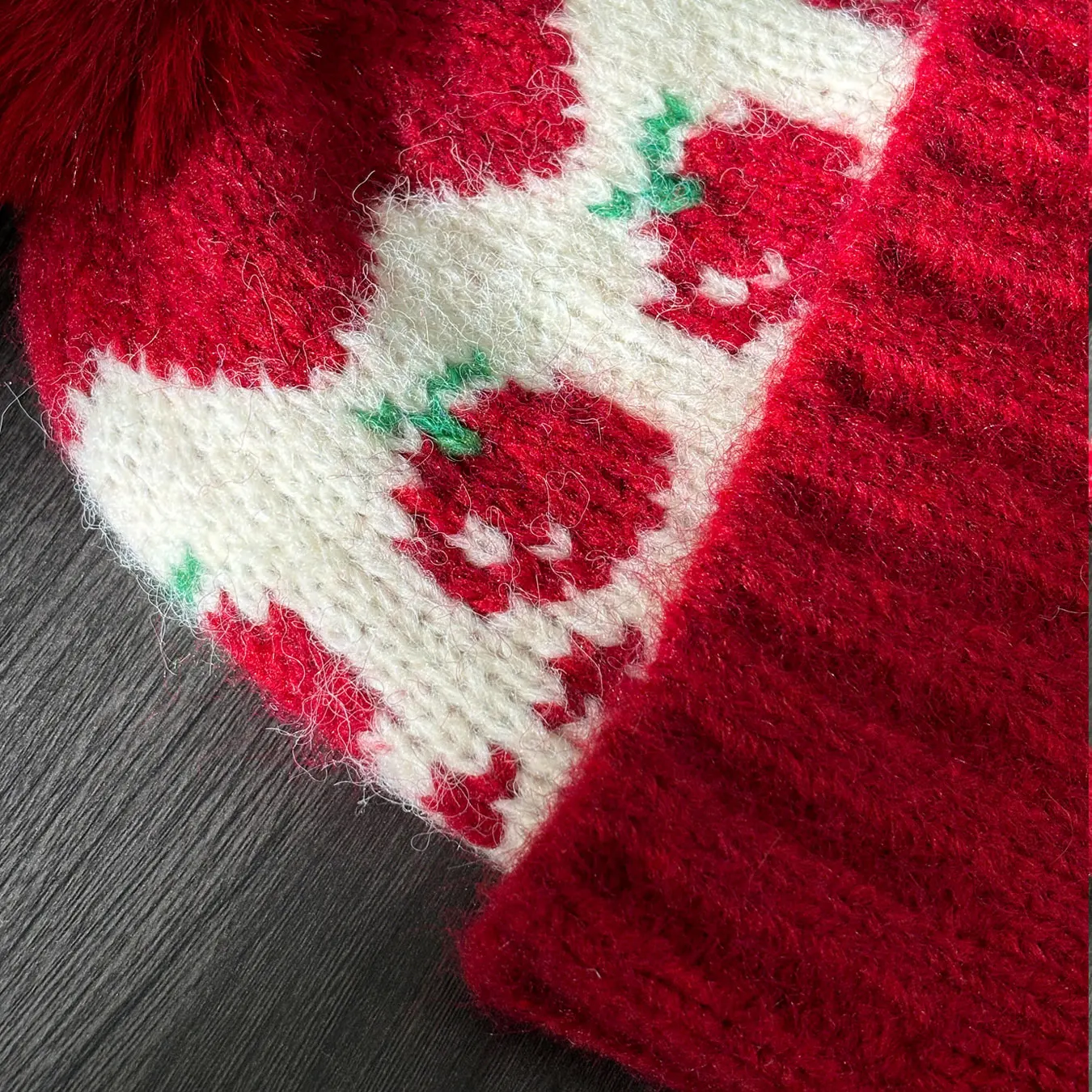 Cappello lavorato a maglia grande Pom-Pom Fair Isle, cappello lavorato a maglia invernale, modello ciliegia, caldo, resistente al freddo, antivento, design protettivo per le orecchie, cappello turbante alla moda, cappello freddo natalizio, stile casual, adatto per l'uso quotidiano in condizioni di freddo