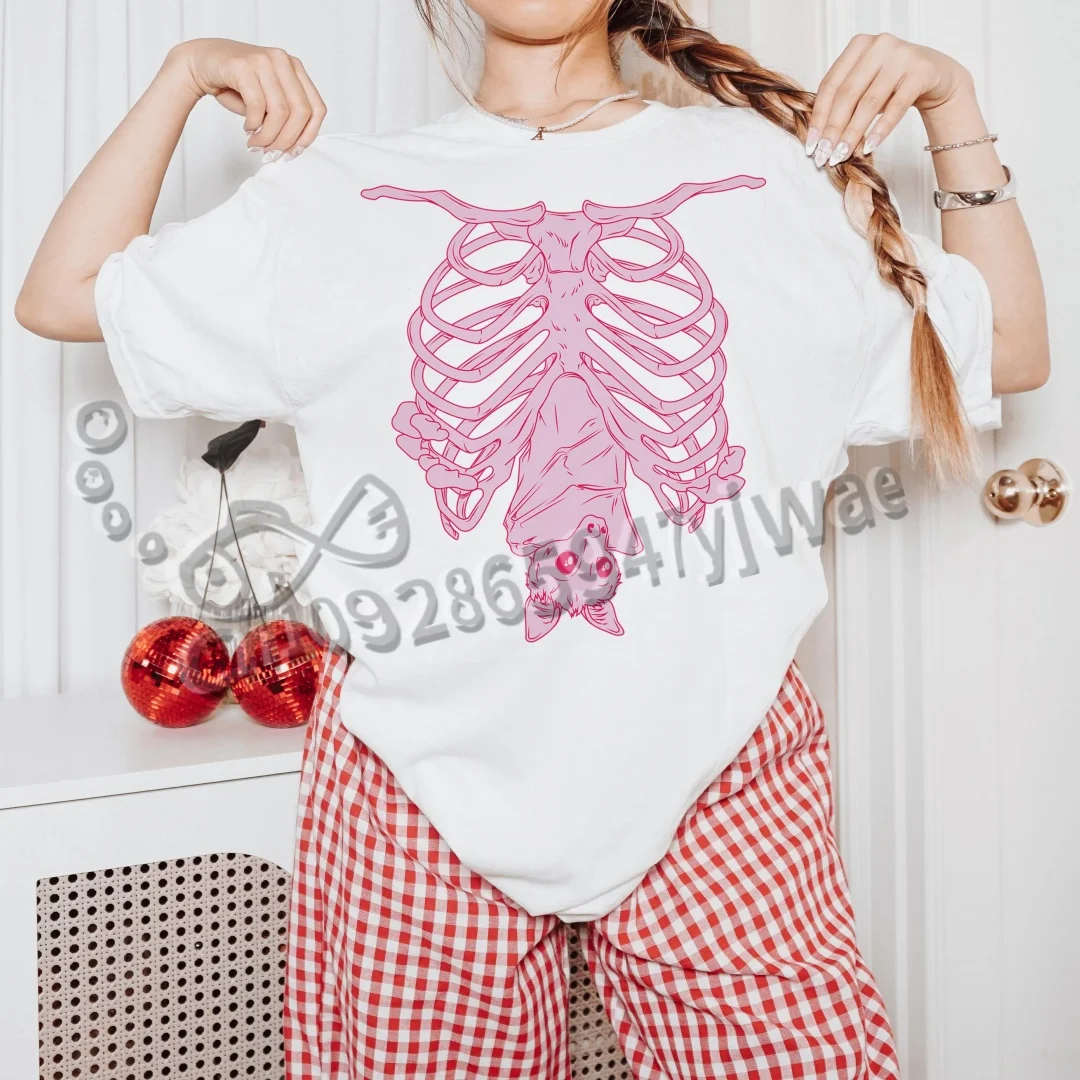 Rosa Rippen-Skelett-Fledermaus-Shirt Halloween Pastell-Gothic-Stil Hexen-Shirt Kleidung Yami Kawaii Streetwear T-Shirt Damen- und Herrenbekleidung – Detail 5