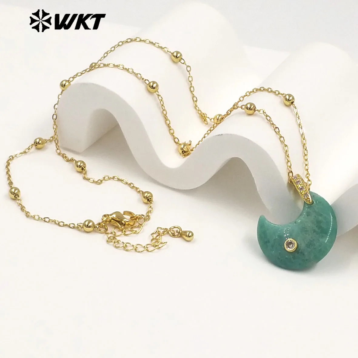 

WT-N1530 Factory Wholesale Multiple Natural Gemstones Moon Shape Gold Little Pendants Necklaces For Lady Birthday Gifts