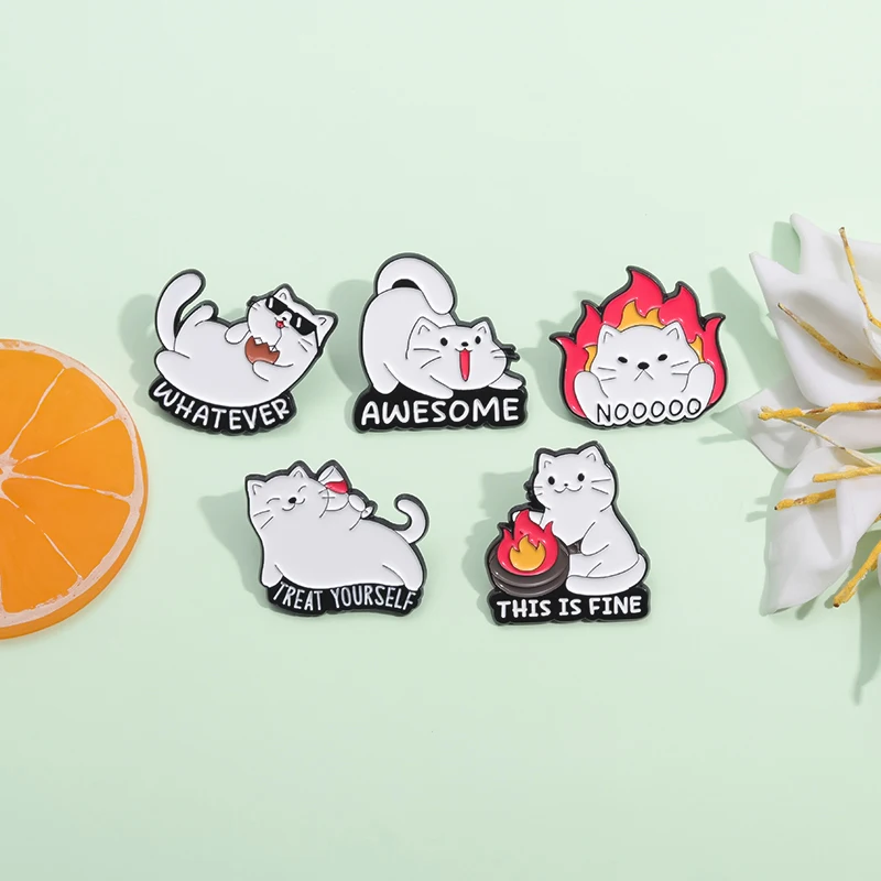 الكرتون لطيف الأبيض القط المينا دبابيس مخصصة حية هريرة علاج نفسك دبابيس ظهره التلبيب شارات مجوهرات هدية للأصدقاء