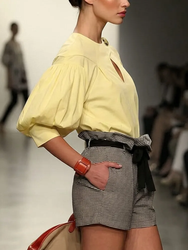 Yeezzi Damen-Blusen mit Rundhalsausschnitt, asymmetrisch, mit Perlenknöpfen, Ausschnitt vorne, Puffärmel, 3/4-Ärmel, locker, einfarbig, gelb, lässige Baumwoll-Hemdoberteile – Detail 5