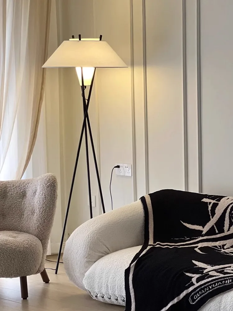 

Italian designer triangular floor lamp is surprised by the quiet wind, living room model room, bedroom piano decoration vertical