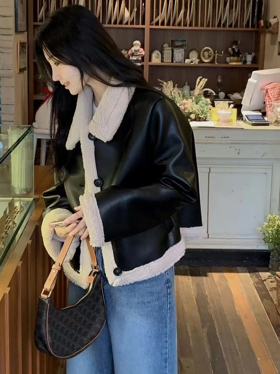 겨울 신상 레트로 퍼 가죽 재킷 여성용 시크 홍콩 스타일 모터사이클 의류 고급스러운 청년 패션