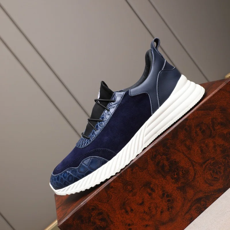 

New model of men's high-end luxury leather shoes, soft and smooth, comfortable and suitable for both casual and active wear.