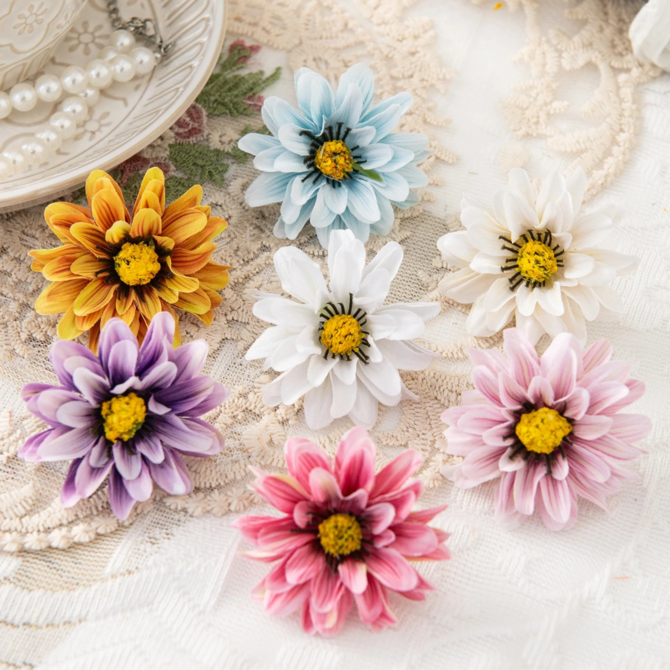 50/100 Stück Kleine Gänseblümchen Kunstblumen Großhandel Heim- und Tischdekoration Kränze Hochzeit Brautaccessoires Kopfschmuck Brosche Geschenk – Detail 2