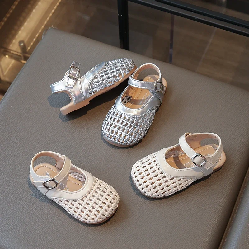 

Сандалии для маленьких девочек, летние пляжные универсальные детские полусандалии принцессы, модные тканые стильные детские повседневные туфли на плоской подошве с вырезами