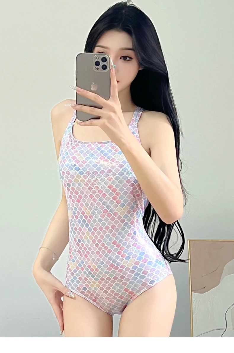 ชุดว่ายน้ําสตรี 2025 ใหม่หวานสามเหลี่ยม One-piece กีฬาสไตล์ชุดว่ายน้ําฤดูร้อนเซ็กซี่ SLIM FIT Space-up backless ชุดว่ายน้ํา