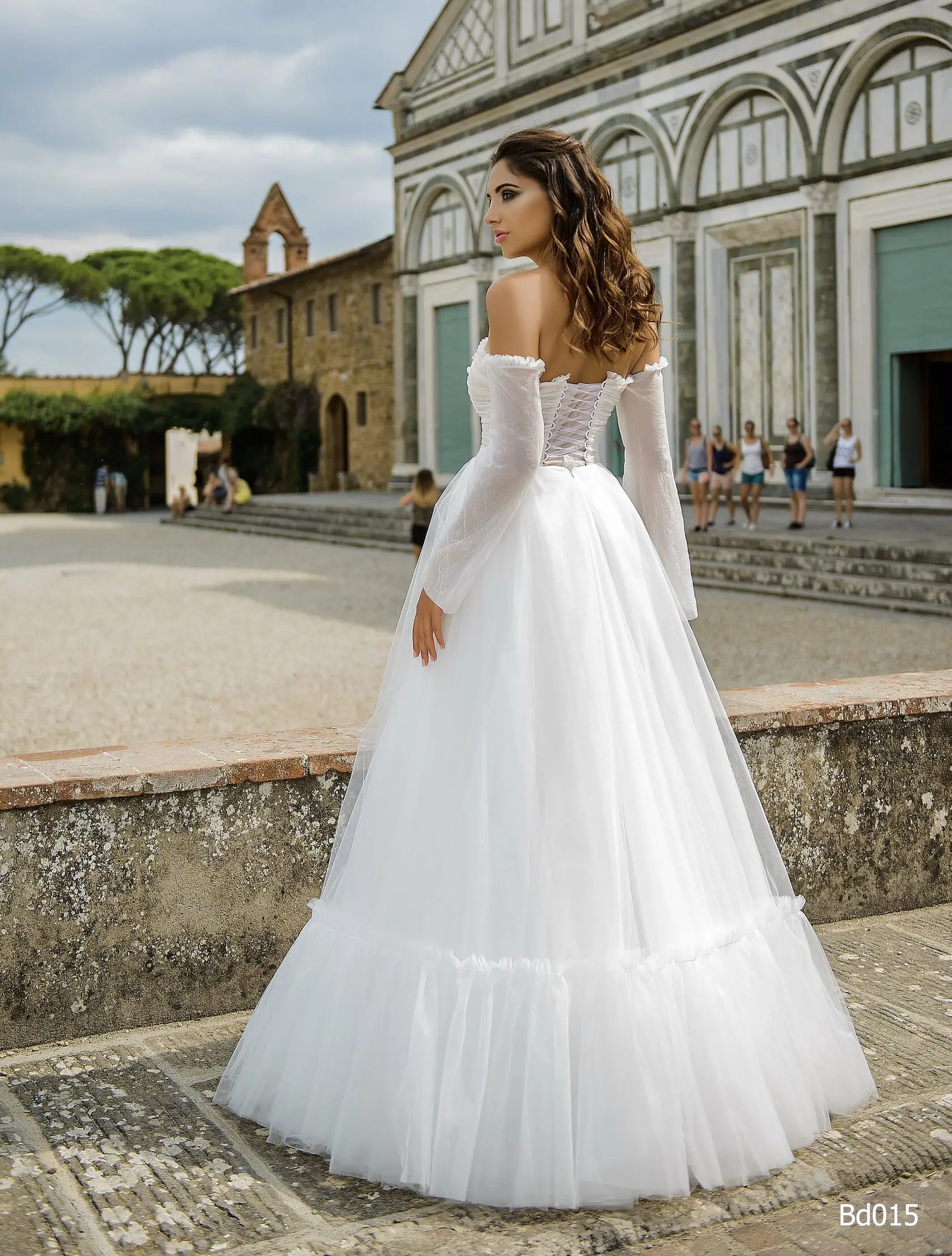 2025 Luxury Wedding Dresses Lace Applique Tiered Tulle Off Shoulder Long Sleeves Brides Gown Corset Bridal Dress Customized