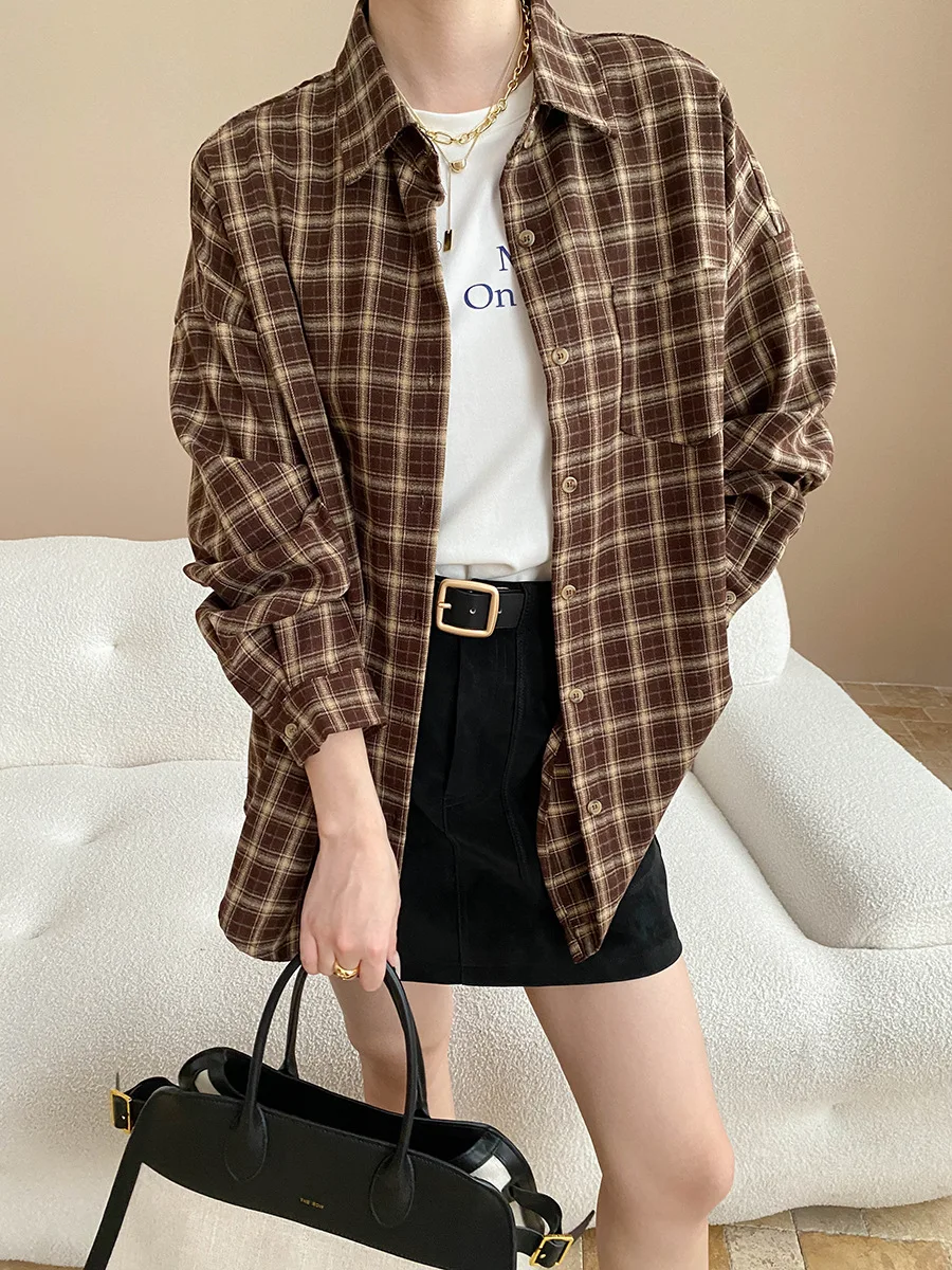 편안하고 여유로운 스트리트 스타일, 대비되는 색상의 격자무늬, 루즈하고 캐주얼한 레이어드 셔츠