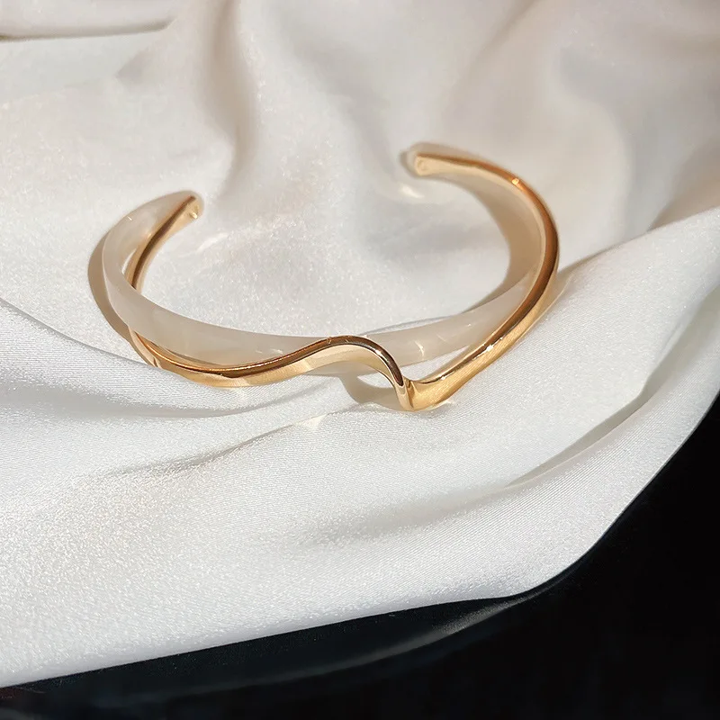 Witte acryl armbanden Board Bend Metal Bangles Dameshandarmbanden Geometrische C-vormige openingsarmbanden Sieraden Geschenken