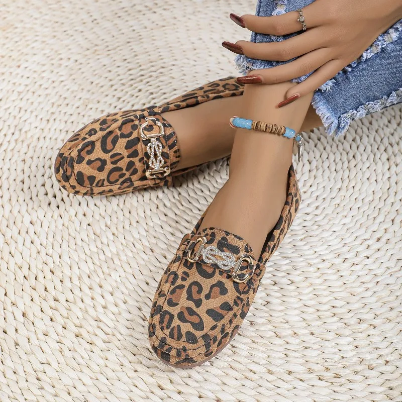 

Новые осенние лоферы, винтажные лоферы с круглым носком, глубоким вырезом, леопардовым принтом, стразами, металлической пряжкой, мягкая подошва, нескользящая обувь на плоской подошве больших размеров