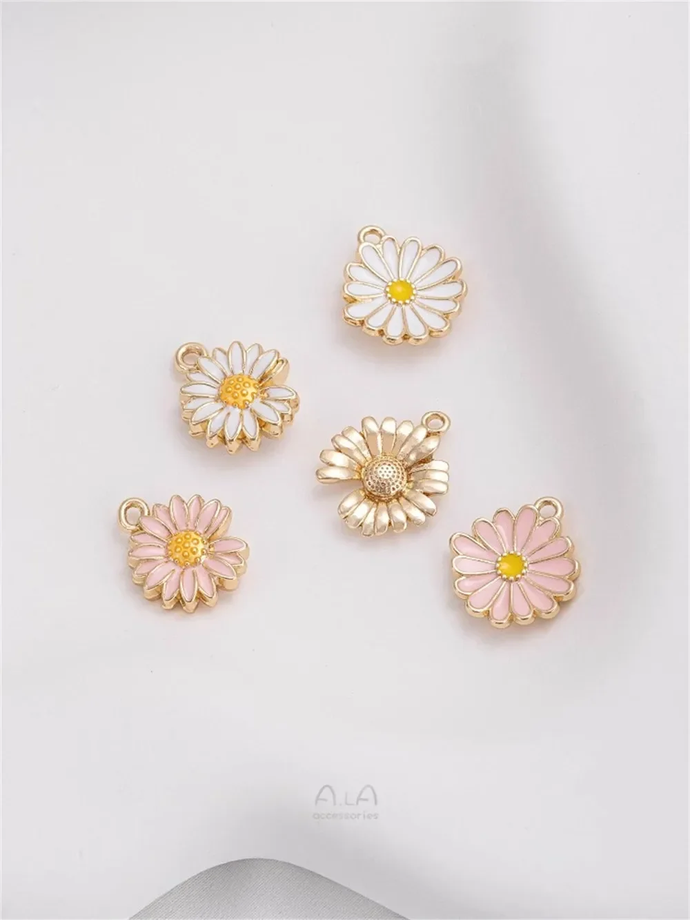 14K Gold Drop Oil Small Daisy Pendant White Pink Chrysanthemum Pendant DIY Bracelet Necklace Jewelry Charms Pendant K578