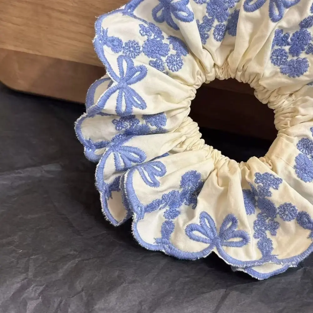 ยางมัดผมลูกไม้รูปดอกไม้สุดหรู โบว์สีฟ้าปักลาย ยางมัดผมขนาดใหญ่แบบโปร่ง ยางรัดผมแบบโอเวอร์ไซส์ สำหรับงานปาร์ตี้