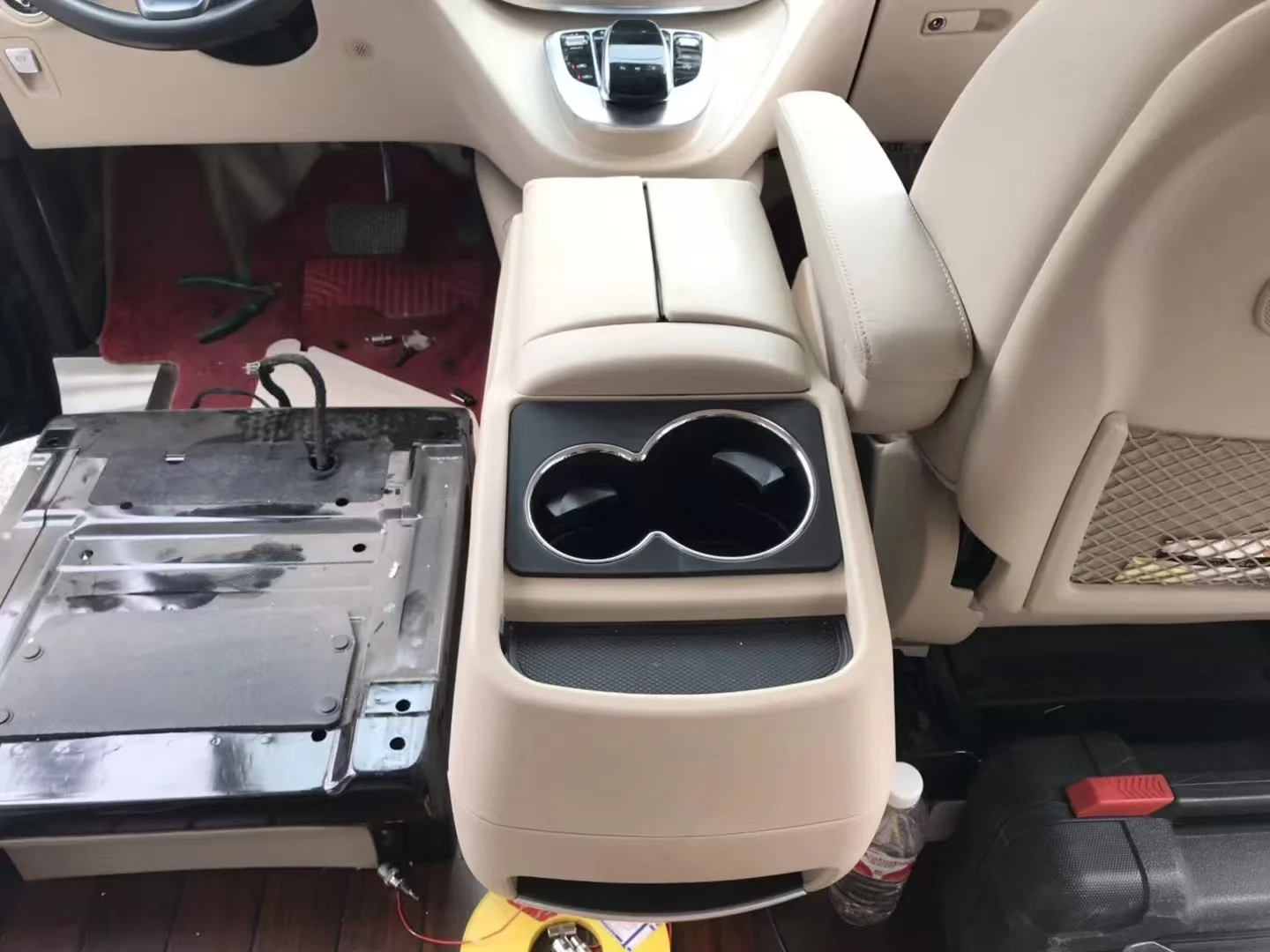 

Suitable for 2016-2024 Vito V250 V260 W447 V220 central armrest box With Electric refrigerator wireless charging storage box