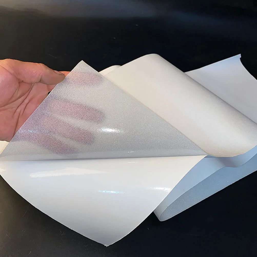 Wytrzymała taśma antypoślizgowa do deskorolki, szorstka powierzchnia zapewniająca maksymalną kontrolę, łatwa aplikacja za pomocą prostego przesuwania i przyklejania, pasuje do większości desk, możliwość cięcia.