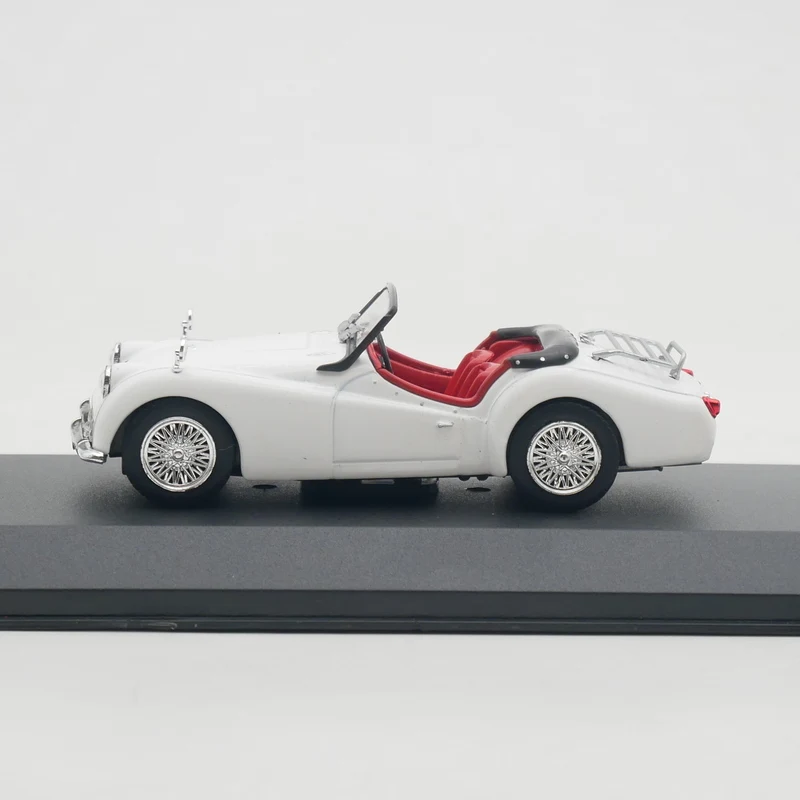 ダイキャスト Ixo 1:43 スケールトライアンフ TR3 1961 合金車モデルグッズおもちゃギフトお土産ディスプレイ飾り