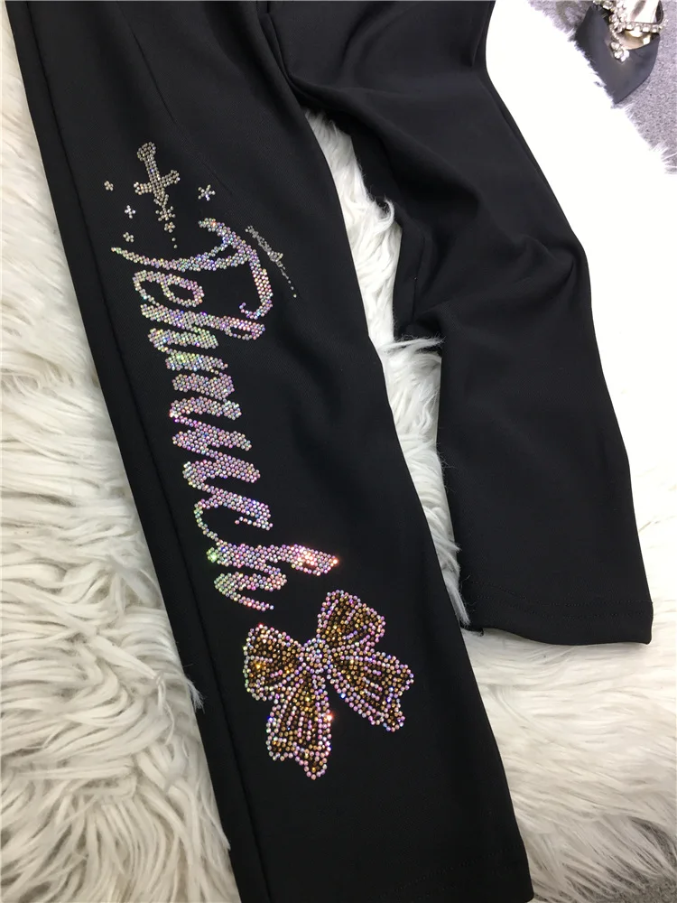 เลกกิ้งแฟชั่นผู้หญิงสำหรับฤดูใบไม้ร่วงและฤดูหนาว เอวสูง ทรงดินสอ แต่งตัวได้หลากหลาย  ลายตัวอักษร ประดับคริสตัลสีดำ ความยาวระดับข้อเท้า