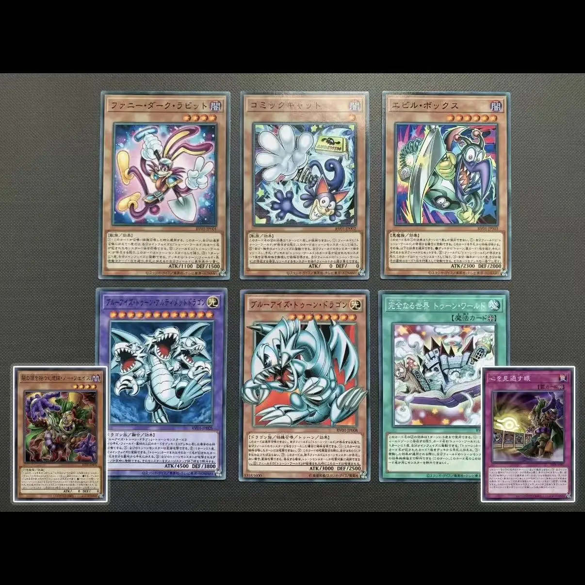 Yu-Gi-Oh! Hazlo tú mismo Tarjeta Universal RV01 Blue-Eyes Toon Dragon Toon World N Card, Divertida Tarjeta de Juego con Conejo Oscuro y Dragón Blue-Eyes Toon Ultimate