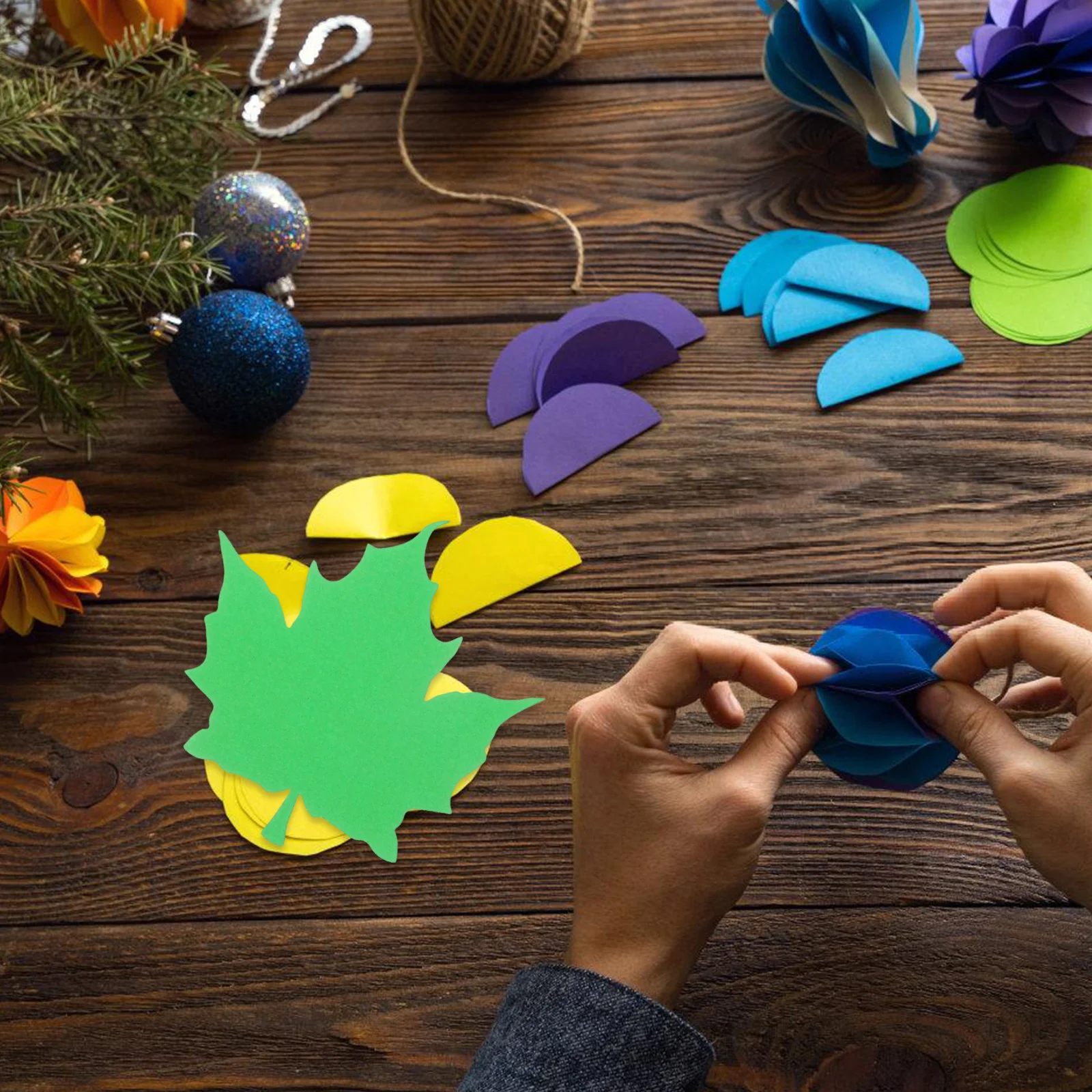 50 個のカエデの葉の切り抜き秋の葉の紙の切り抜き装飾的な壁 - Art And Craft Autumn のレビューと価格