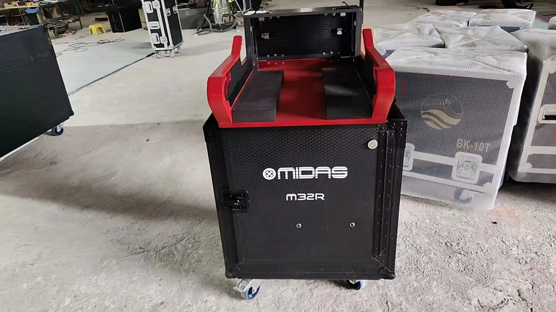 

Гидравлический амортизирующий бокс-контейнер M32R Log Color для микшерной консоли