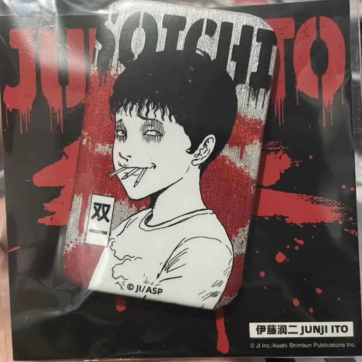 Tomie Kawakami Reflektierendes Lichtabzeichen Junji Ito Serie Tragen Sie dekorative Abzeichen Anime periphere Sammlerstücke Geschenkspielzeug